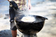 Foto: Mann beim Grillen Mann beim Grillen