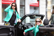 attraktive Models am Auto