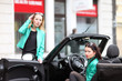 attraktive Models am Auto