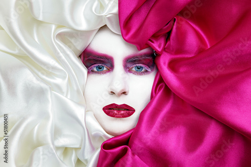 Photo: Hübsche Frau mit tollem Make Up liegt in Satin Hübsche Frau mit tollem Make Up liegt in Satin