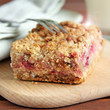 dinkel streuselkuchen mit rhabarber und beeren füllung