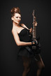 Foto: Rock female with guitar over dark background. Rock female with guitar over dark background.