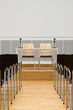 Leerer Konferenzraum mit Podium