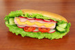 Foto: Tasty hot dog on table in cafe Tasty hot dog on table in cafe