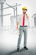 Architekt mit Plänen und Handy auf der Baustelle