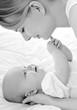 Foto: happy mother with baby over white happy mother with baby over white