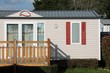 Mobil home aux volets rouges