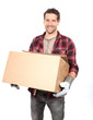 Mann trägt ein Paket