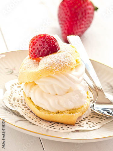 Photo: Windbeutel mit frischen Erdbeeren Windbeutel mit frischen Erdbeeren