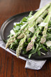 grüner spargel mit parmesan und rucola
