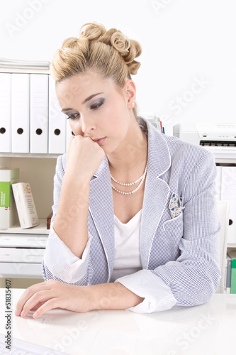 Photo: Burnout oder Langeweile im Büro - Geschäftsfrau Burnout oder Langeweile im Büro - Geschäftsfrau