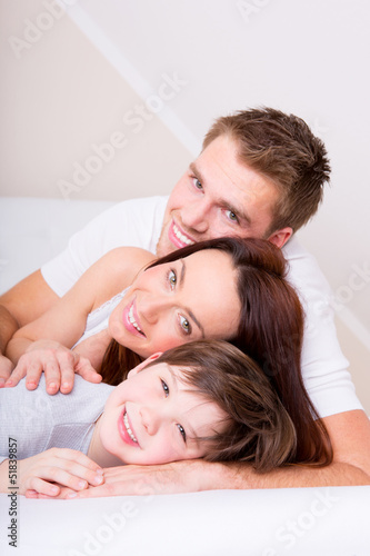Photo: familiei im bett familiei im bett
