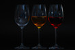 zwei glaeser links leer