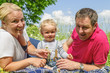 stolze Eltern mit Sohn