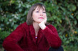 assise dans l'herbe