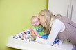 Attraktive blonde Frau mit Baby