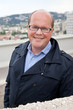 Photo: Temps pluvieux : Homme heureux et souriant Temps pluvieux : Homme heureux et souriant