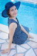 Photo: pose au bord de la piscine pose au bord de la piscine