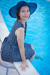 Photo: pose au bord de la piscine pose au bord de la piscine