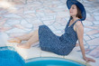 Photo: pose au bord de la piscine pose au bord de la piscine