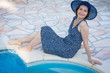 Photo: pose au bord de la piscine pose au bord de la piscine