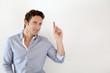 Foto: Young man pointing at message on white background Young man pointing at message on white background