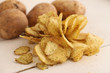 Foto: Rustic unpeeled potatoes and chips Rustic unpeeled potatoes and chips