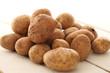 Foto: Rustic unpeeled potatoes on a table Rustic unpeeled potatoes on a table