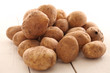 Foto: Rustic unpeeled potatoes on a table Rustic unpeeled potatoes on a table