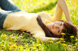 Foto: Cute woman rest in the park Cute woman rest in the park