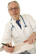 Photo: Médecin remplissant une feuille maladie, Médecin remplissant une feuille maladie,