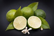 Foto: Fresh limes on a slate Fresh limes on a slate