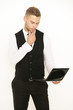 Photo: junger Mann mit Laptop junger Mann mit Laptop