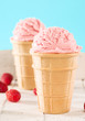 himbeeren eiscreme vor anderer in waffel