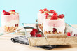 Foto: desserts mit himbeeren auf holz desserts mit himbeeren auf holz
