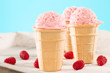 drei himbeeren eiscreme in waffeln