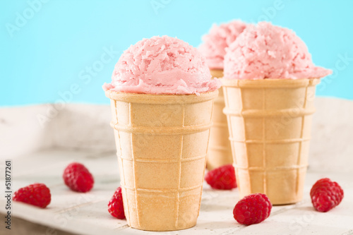 Photo: drei himbeeren eiscreme in waffeln drei himbeeren eiscreme in waffeln