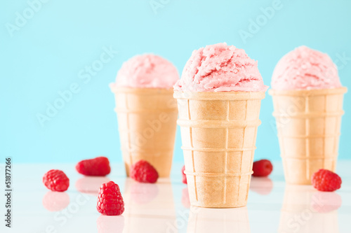 Photo: himbeeren eiscreme in waffeln himbeeren eiscreme in waffeln