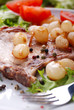 braciola di maiale con contorno di cipolline caramellate