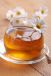 Photo: infuso di camomilla in tazza di vetro infuso di camomilla in tazza di vetro