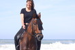 Foto: glückiche reiterin im meer glückiche reiterin im meer