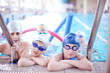 Foto: happy children group at swimming pool happy children group at swimming pool