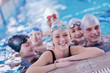 Foto: happy children group at swimming pool happy children group at swimming pool