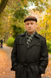Foto: man walking in autumn man walking in autumn