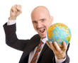 Mann jubelt mit Globus in der Hand