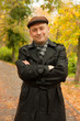 Foto: man walking in park man walking in park