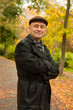 Foto: man walking in park man walking in park