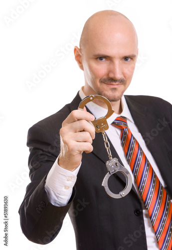 Photo: Mann zeigt Handschellen Mann zeigt Handschellen