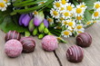 Pralinen und Blumen