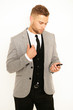 Mann im Anzug mit Handy